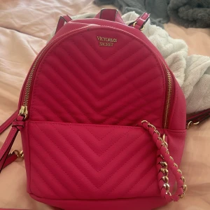 Viktoria secret mini ryggsäck - Helt oanvänd ryggsäck.  Den har bara legat i år utan används alls.  Den ser helt ny ut.  Modellen har utgått
