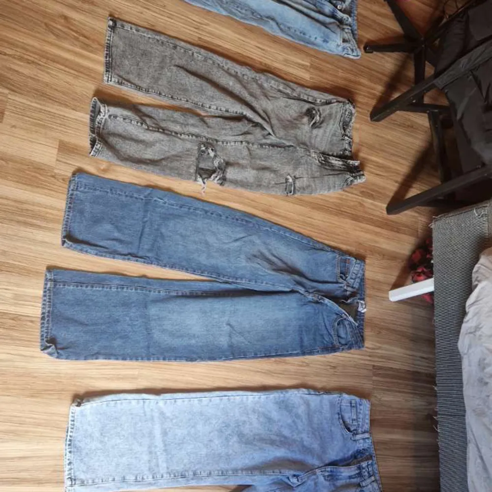 Säljer dessa byxor pga för små och aldrig använt o inga skador köer likande . Jeans & Byxor.