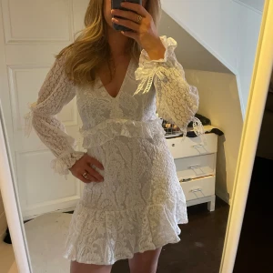 Studentklänning  - Studentklänning med spets och knyten, säljer då jag inte kommer använda den💕