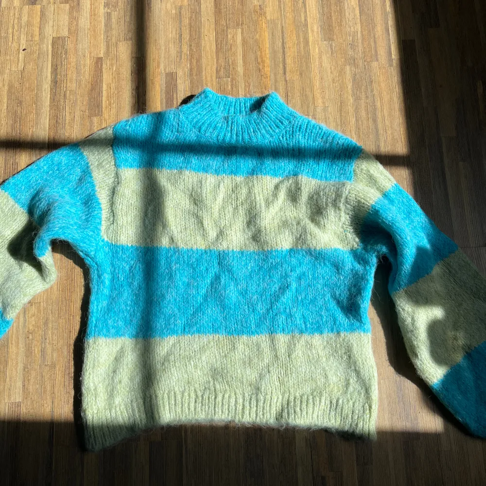 Säljer den här färgglada fina stickade tröja från Gina då den int ekonmin till användning av mig🩵. Stickat.