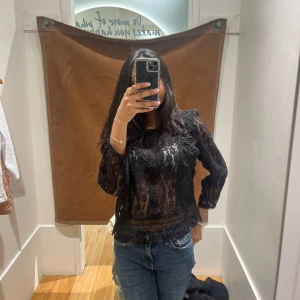 Spets blus - Säljer min svarta spets blus från Only pga att jag rensar genom min garderob. Köpt för 400kr men säljs för 150kr(pris kan diskuteras priv) tryck gärna köp nu eller skriv privat för frågor💗