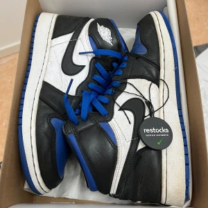 Air Jordan 1 royal blue - Okej skick, lite skadade därmed priset. Nypris ligger på 4000kr, skriv för mer bilder info osv. Pris kan diskuteras 