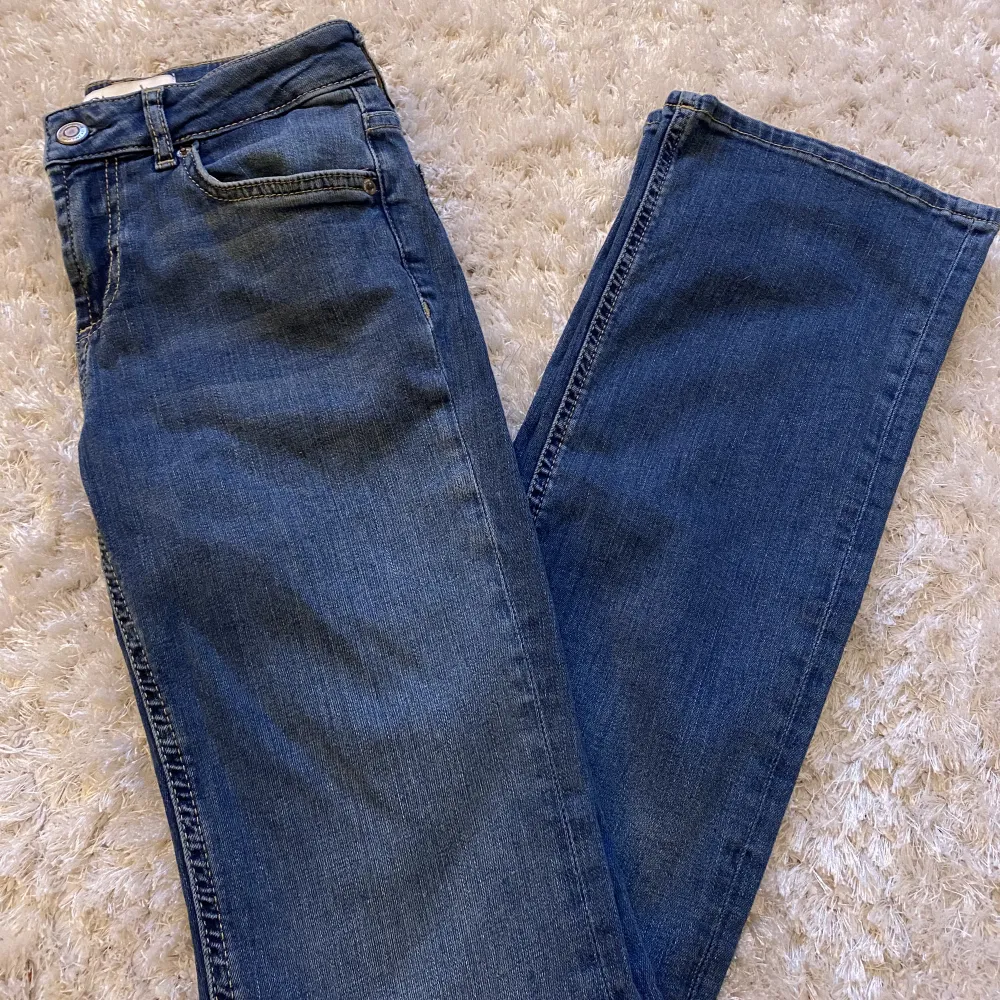 Jättefina Lågmidjade bootcut jeans från Zara. Använd 1 gång så i nyskick! Innerbenslängd: 80cm. Hör av dig vid frågor och funderingar!💗. Jeans & Byxor.