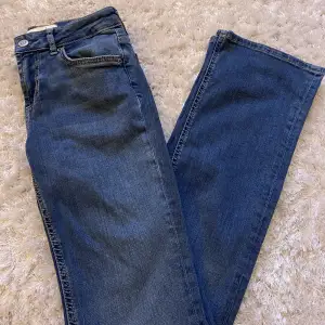 Jättefina Lågmidjade bootcut jeans från Zara. Använd 1 gång så i nyskick! Innerbenslängd: 80cm. Hör av dig vid frågor och funderingar!💗
