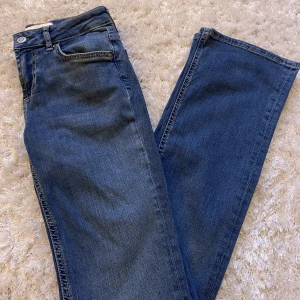 Lågmidjade bootcut jeans  - Jättefina Lågmidjade bootcut jeans från Zara. Använd 1 gång så i nyskick! Innerbenslängd: 80cm. Hör av dig vid frågor och funderingar!💗