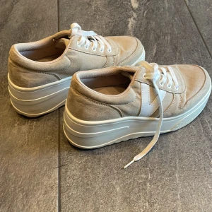 Höga skor - Använda ganska många gånger. Undersidan är mycket smutsig. Inga synliga märken