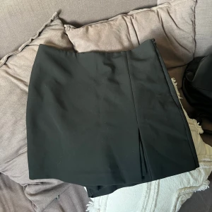 SHORTS KJOL - Säljer denna ursnygga shortskjol från Zara i storlek M med prislappen kvar som tyvärr var lite för stor på mig💝