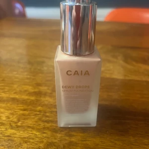 Caia dewy drops/ serum foundation  - Caias dewy drops i färgen 20C. Använt några gånger. 