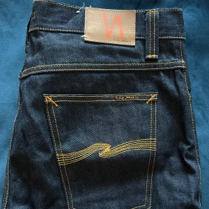 Nudie Jeans Oanvända W36 - Oanvända mörkblå Nudiejeans. W36 L32.