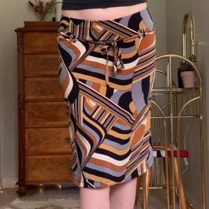 Mönstrad kjol - Flerfärgad midikjol i coolt mönster och med knytning i midjan, vintage Kappahl! 🖤