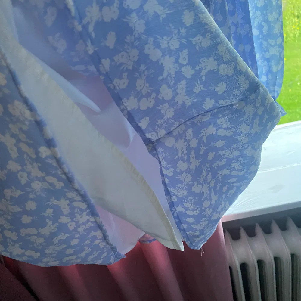 V-ringad klänning i storlek xs, dubbla kjolar, 100kr. Mekot.