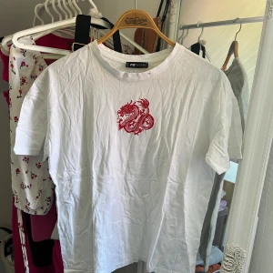 Vit tröja med design - Tröja från New Yorker, vit med en röd japansk drake 🐉 