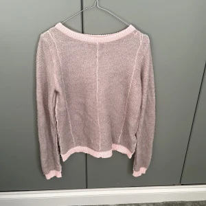 Löst stickad tröja - Jättesöt tröja från Zara som passar perfekt till vad som helst! Säljer pga att den inte används💞