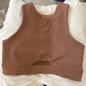 sport-bh  - Oanvänd sport-bh från hm. Köpt för några år sen men har aldrig kommit till användning. Inläggen i den har jag tagit ut och använder till ett annat plagg så dom medföljer inte.