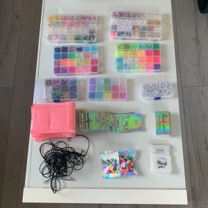 Pärlor ( stor mängd ) - Jag säljer alla mina pärlor eftersom de inte kommer till användning, det är 14 st rosa förpackningar, 36 st multifärgade små paket, 48 thank you Cards och 33 thank you påsar ❤️några pärl förpackningar är lite använda 🫶🏼kan diskutera priset 
