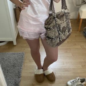 Vintage Guess väska - Äkta vintage guess väska köpt i london. Bra skick förutom att ett pack är lite trasigt men inget man ser. Älskar väskan men säljer pga att jag har för många. Skriv för intresse av fler bilder eller om du har några frågor! 💞