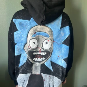 Hoodie - Cool hoodie i storlek s 💗handmålad, köpt secondhand💞Skriv för mer information!💗