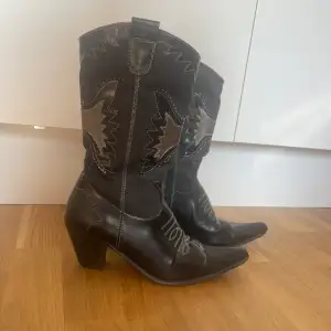 Svarta cowboy boots <33 uppskattad storlek 37