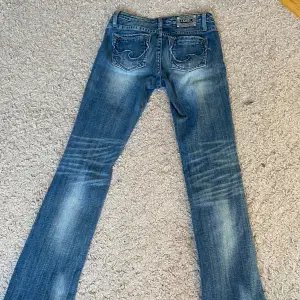 Säljer dessa jätte snygg lågmidjade utsvängda jeans! Säljer för dom inte passar, skriv privat om du har frågor eller vill ha bilder med dom på!💕