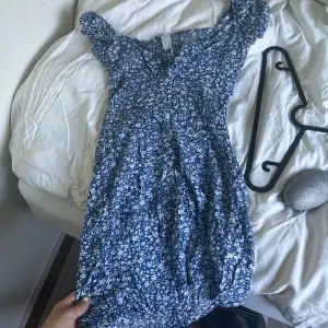 Oanvänd klänning köpt av min syster när hon var utomlands. Säljs billigt men är i fint skick, har aldrig använts 