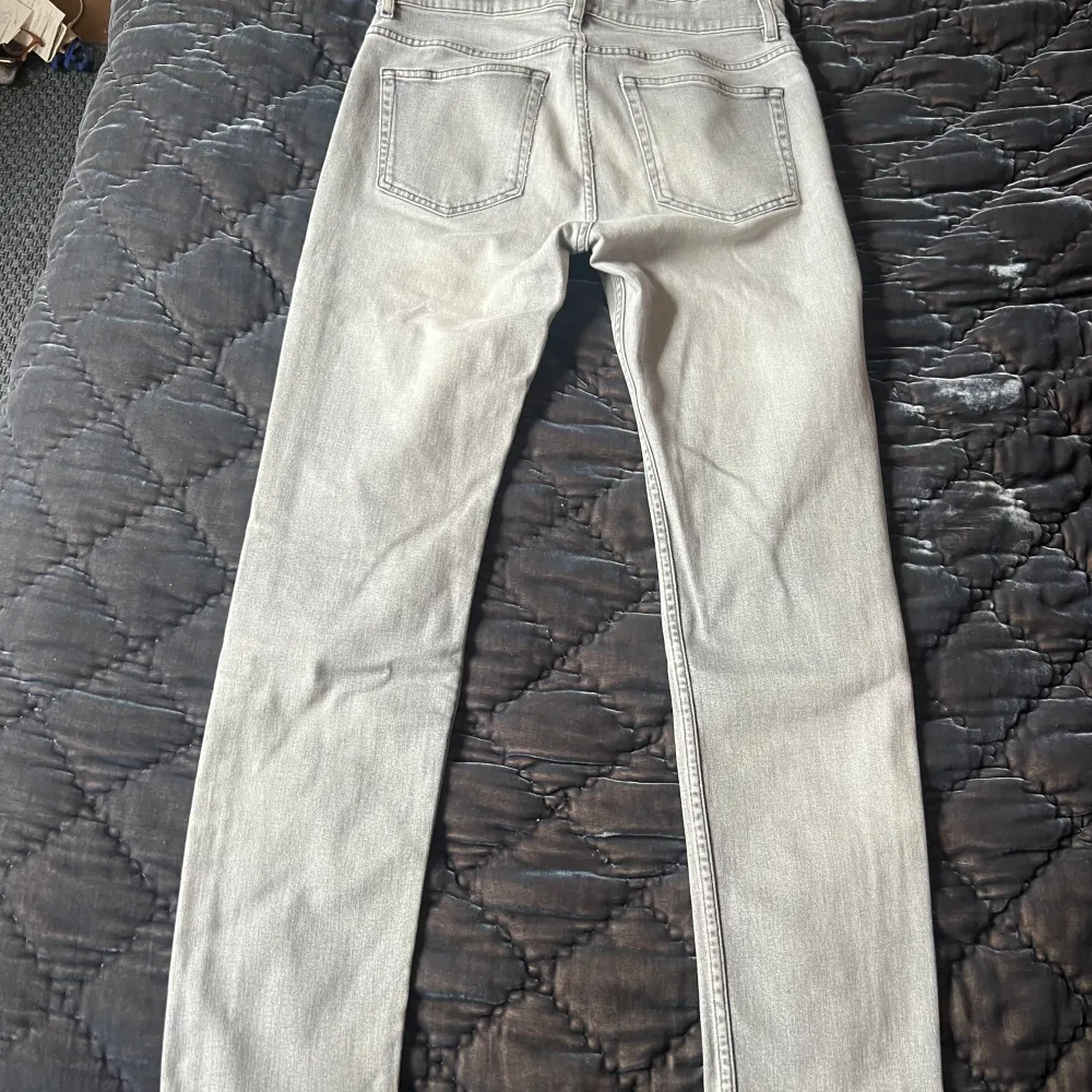 Snygga acne jeans med en väldigt snygg grå färg!. Jeans & Byxor.