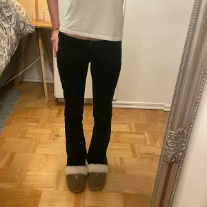 Lågmidjade utsvängda jeans från Lee - Bra skick, midjemått 37cm innerbenslängden är 80cm