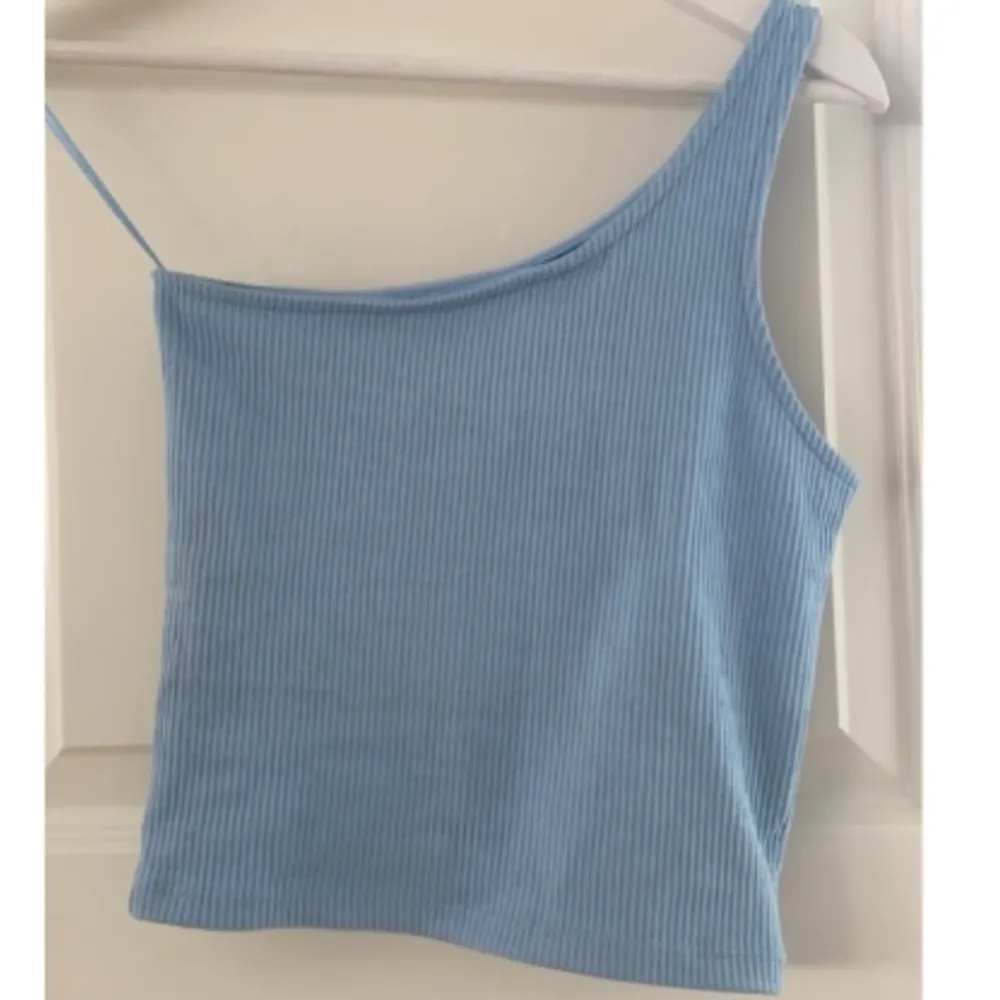 One shoulder topp från Gina tricot i storlek XXS. Använd enstaka gånger men är i nyskick. Vid fler bilder/frågor skriv, pris går att diskuteras❤️ . Toppar.