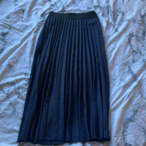 Marinblå Lång kjol - Säljer nu denna skit snygga långkjol från pompdelux då den har blivit för liten! Den är i storlek 146/152!! 💞💞