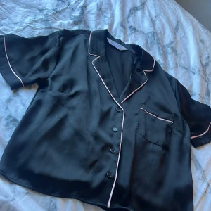 Siden pyjamas shorta - Säljer min siden shorta pyjamas i XS då den inte passar, den är i ny skick då den bara har testats!! (Skriv innan ni trycker på köp) 💘💘
