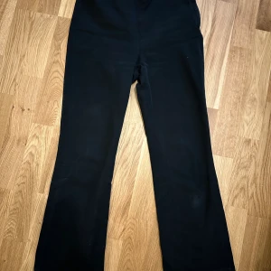 Arket strechtpants byxor leggings - Svarta byxor från Arket i storlek 36. Nypris 690 kr. Fint, använt skick. 
