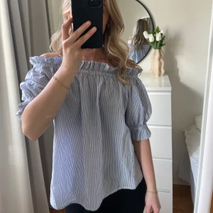 Off shoulder blus  - Blårandig blus. Går att ha antingen off shoulder eller på axlarna. Helt oanvänd🤍🌸