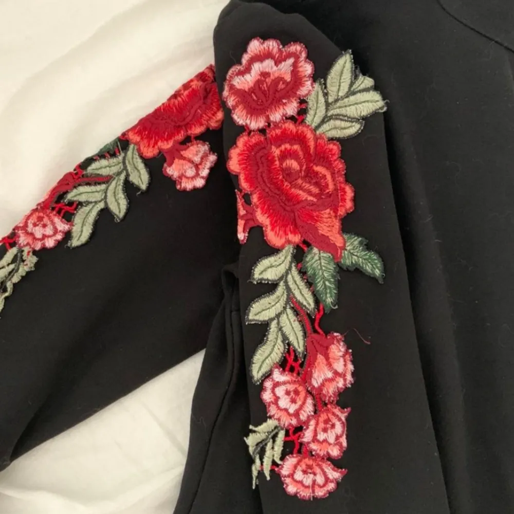 Långärmad svart tröja med trumpetärm och broderade blommor, från Indiska. Storlek XS. I mycket fint skick.. Tröjor & Koftor.