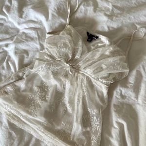 Volanglinne - Supergulligt vitt tyll linne ifrån H&M🩷✨, strlk L men passar även S och M.🫶🏼 skriv för fler bilder så löser jag det💓