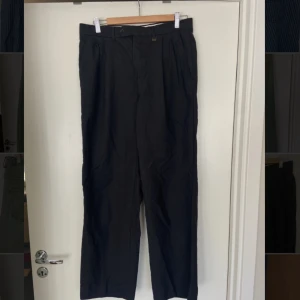 Valentino kostymbyxor - Kostymbyxor från Valentino Uomo i bra skick! Mörkgrå färg.  Storlek saknas men uppskattas till 40.  Knappen framme är halv men fungerar (går bra att byta ut). 