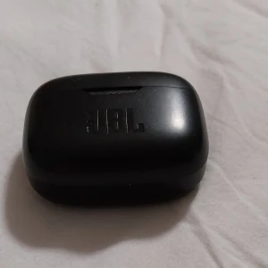 JBL Hörlurar - JBL helt fungerand. Användits 3-4 gånger. Fick dem i present.