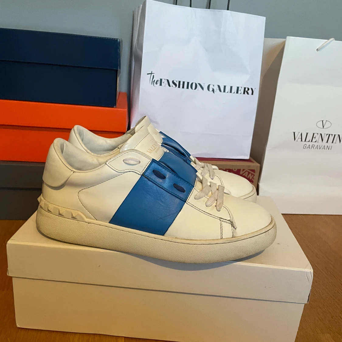 Tja,säljer mina valentino opens som fortfarande är i ganska bra skick men två små defekter som finns med på bilderna. - 90