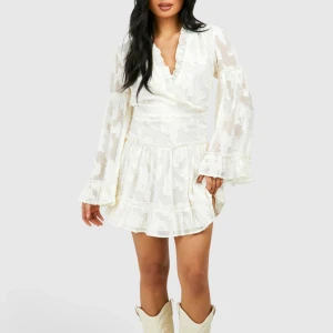 Vit klänning - Supersnygg vit klänning, beställde flera till studenten och en annan passade bättre! Funkar även bra till eras tour eller liknande 🩷🩷 skriv privat för fler bilder