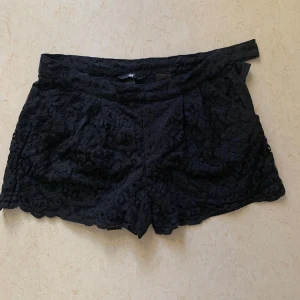 Svarta spetsshorts - Säljer dessa svarta spetsshorts i stl S men tycker att de mer sitter som en M