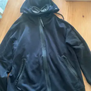 Säljer denna snygga cp company hoodie då den har blivit för liten priset är inte hugget i Sten 