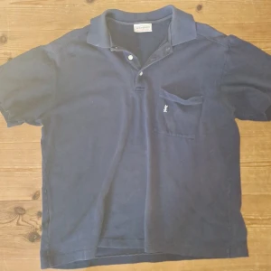 Ysl pike sick 7/10 - Den passar dig som är M kanske S också.  köpt föra sommaren för 500 euro. Den är vintage och är lite solbleckt. Priset går att diskutera bara att höra av sig