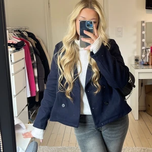 dubbelknäppt kappa - säljer denna superfina marinblå kappa som aldrig e använd. denna är storlek M men har även en XS som är exakt likadan. jätteskönt material!! skriv för frågor eller fler bilder!🤍