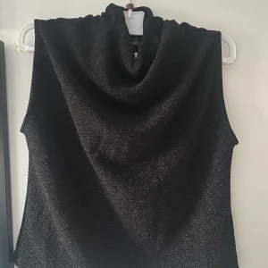 Glittrig svart blus - Glittrig svart blus från Gina. Aldrig använd. I storlek S. Jättefin på!