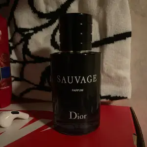 Dior Sauvage (parfum) parfym, 100% äkta. Den har ungefär 25ml av 60ml kvar. Nypris för 60ml på kicks är ungefär 1200. Parfymen funkar så bra på sommaren. Priset kan diskuteras vid snabb affär.