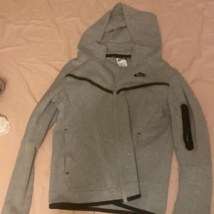 Nike tech fleece grå - Bra skick, endast använd några gånger. Inga synliga fläckar och bra material (inte urtvättad eller liknanade) storlek L (i barn storlek) 147-158cm