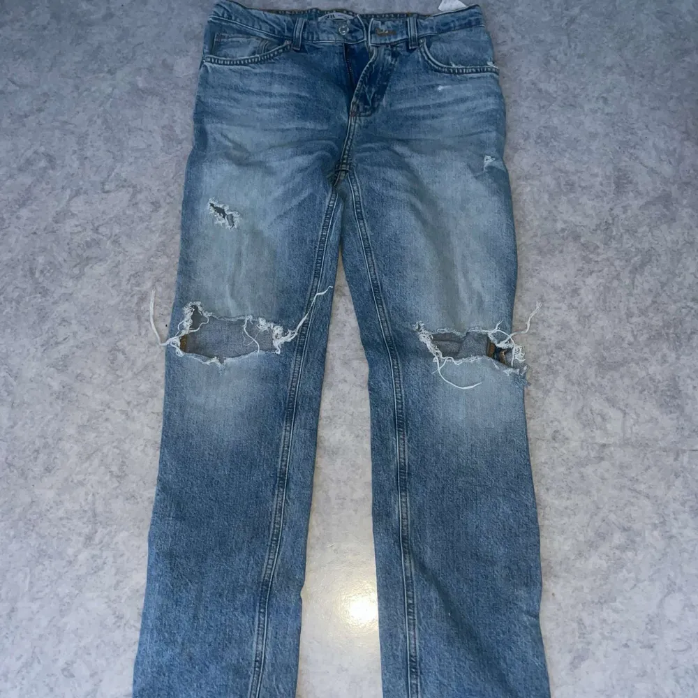 Ljusblåa jeans med hål på knäna  Används inte längre Pris kan diskuteras . Jeans & Byxor.