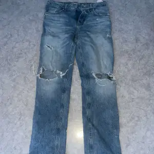 Ljusblåa jeans med hål på knäna  Används inte längre Pris kan diskuteras 