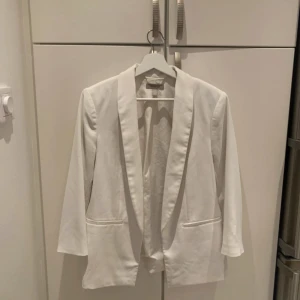 Dam kavaj - Vit kavaj, använt men i mycket bra skick.