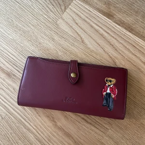 Plånbok/korthållare - Säljer denna fina plånboken från Ralph lauren, kostar typ 2000 kr ny. Men säljer för 900 kr nu. Knappt använd ❤️ fick den i julas men kommer inte till användning längre 