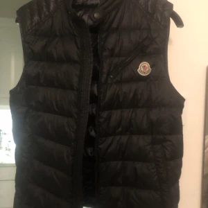 Moncler väst - Mycket bra skick  Storlek 1/S Swish och mötas upp i Stockholm 