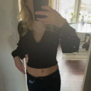 Blus - Fin svart tight blus med lite puffiga armar. använder inte längre, väldigt fint skick!